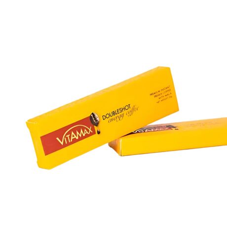 deux boîtes rectangulaires jaunes de café énergétique vitamax doublshot sont présentées sur la photo. les boîtes comportent des étiquettes rouges avec du texte blanc. une boîte est posée à plat tandis que l'autre est appuyée contre elle.