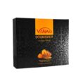 une boîte noire et orange avec l'étiquette « vitamax doubleshot energy honey » au centre. la boîte présente un design à motifs et contient 10 sachets de 10 grammes chacun. l'emballage présente également une image de miel avec quelques fleurs.