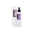un flacon de tonique de traitement clarifiant aha/bha de cosrx avec un embout pulvérisateur, placé à côté de sa boîte d'emballage blanche avec une étiquette violette. le flacon de toner est blanc avec une étiquette violette et un texte noir.