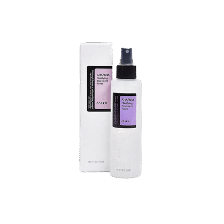 un flacon de tonique de traitement clarifiant aha/bha de cosrx avec un embout pulvérisateur, placé à côté de sa boîte d'emballage blanche avec une étiquette violette. le flacon de toner est blanc avec une étiquette violette et un texte noir.