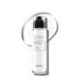 un flacon de cosrx the 6 peptide skin booster se distingue par son contenu liquide transparent. l'étiquette met en valeur des ingrédients comme l'acide hyaluronique, la niacinamide et les acides aminés. le flacon est placé sur un fond blanc minimaliste.