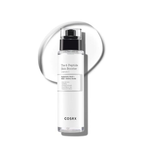 un flacon de cosrx the 6 peptide skin booster se distingue par son contenu liquide transparent. l'étiquette met en valeur des ingrédients comme l'acide hyaluronique, la niacinamide et les acides aminés. le flacon est placé sur un fond blanc minimaliste.