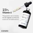 un flacon de sérum cosrx vitamin c 23 avec compte gouttes. le texte indique : « 23 % de vitamine c. ce sérum puissant donne à la peau une apparence plus jeune et uniformise sa texture. » le flacon est étiqueté avec des avantages, notamment la réduction des rides.