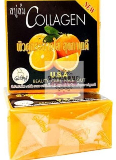 un emballage de savon rectangulaire orange avec des images d'oranges et de feuilles vertes. le texte sur l'emballage est principalement en thaï, avec le mot « collagen » en anglais bien visible. l'emballage porte également le mot « new » en rouge et un logo représentant une tête de chèvre blanche.