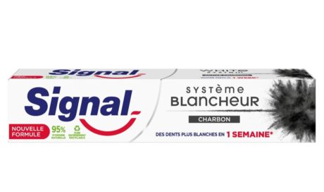 image d'un emballage de dentifrice signal avec la variante « système blancheur charbon ». l'emballage met en avant « nouvelle formule » et promet des dents plus blanches en une semaine, avec 95 % d'ingrédients d'origine naturelle.