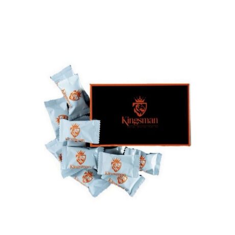 une boîte étiquetée « kingsman » avec un logo en forme de crête contient des paquets emballés individuellement dispersés autour d'elle. les paquets et la boîte sont principalement noirs, orange et blancs.
