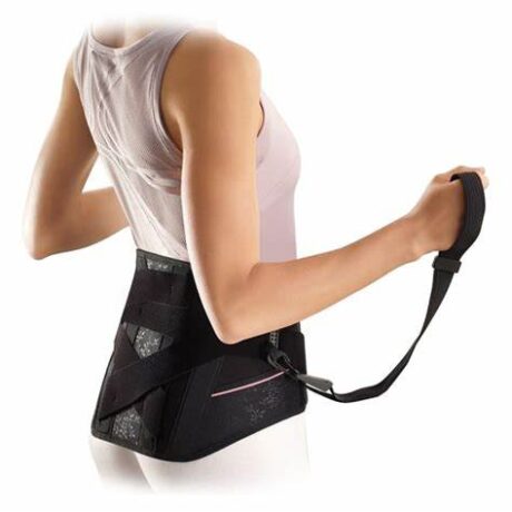 une personne portant une ceinture de soutien lombaire ajuste les sangles. elle est vêtue d'un haut blanc sans manches. la ceinture est noire avec des sangles supplémentaires pour une tension personnalisée.