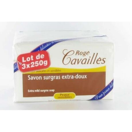emballage étiqueté "rogé cavaillès savon surgras extra doux" avec trois savons de 250 g chacun. le savon est destiné aux peaux sensibles, avec un texte en français et une étiquette rouge indiquant "lot de 3x250g".