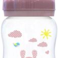 un biberon avec un couvercle rose et un joli motif représentant un lapin rose, des nuages, des oiseaux bleus et un soleil jaune. le biberon est transparent, mettant en valeur les motifs ludiques.