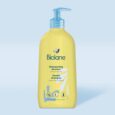 une bouteille jaune de shampoing doux biolane avec une pompe bleue. l'étiquette comporte un texte en français et en anglais, indiquant que le produit nettoie et démêle. elle revendique également 96 % d'ingrédients naturels et énumère les bienfaits testés par des dermatologues.