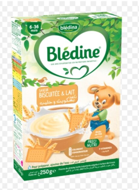 boite de céréales infantiles blédine "biscuitée & lait" pour les 6 36 mois. la boîte représente un chien de dessin animé avec un bol de céréales et des biscuits. l'emballage est orné de la mention "préci nutri" avec des vitamines et des nutriments ajoutés. 250g.