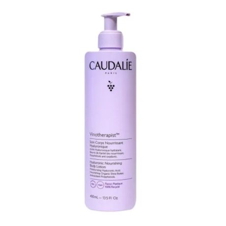 flacon couleur lavande de la lotion corps nourrissante vinotherapist hyaluronic de caudalie avec pompe doseuse. les détails du flacon sont en texte noir, soulignant ses propriétés hydratantes et son emballage 100 % recyclé, d'une capacité de 400 ml.