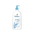 flacon de gel lavant biolane, un produit nettoyant pour le corps et les cheveux, avec pompe bleue. l'étiquette présente des touches de bleu et d'orange et porte la mention "nettoyant et protège", ce qui indique qu'il nettoie et protège, avec un contenu d'origine naturelle.