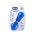 emballage transparent d'une attache tétine bleue chicco pour bébé, avec matériau stérilisable et fixation facile. l'emballage porte la mention « made in italy » et précise qu'elle convient aux enfants de 0 mois et plus.