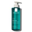 un flacon bleu vert de la roche posay effaclar gel purifiant micro peeling est présenté. il est doté d'une pompe blanche et d'un texte décrivant son utilisation en cas d'imperfections sévères. l'ombre du flacon est visible à droite.