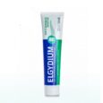 tube de dentifrice elgydium pour dents sensibles au design vert et bleu. le texte sur l'emballage indique qu'il est formulé pour la sensibilité dentaire, enrichi en fluor. le bouchon est blanc et le tube se tient debout sur un fond uni.