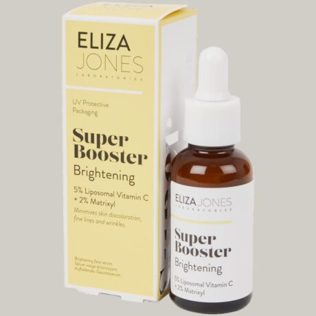 un flacon de sérum éclaircissant super booster d'eliza jones laboratories avec 5 % de vitamine c liposomale et 2 % de matrixyl, à côté de son emballage. les deux produits mettent l'accent sur l'éclaircissement de la peau, la réduction des décolorations et la minimisation des ridules.