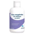 un flacon d'eau oxygénée des laboratoires gilbert. il est muni d'une étiquette bleue et blanche avec des instructions indiquant qu'il peut éclaircir les cheveux et blanchir les vêtements. le flacon contient 250 ml de liquide.