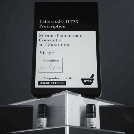 l'image montre une boîte de produit étiquetée « laboratoire ht26 prescription », contenant le « sérum blanchissant concentré au glutathion » pour le visage. elle comprend un diagramme chimique du glutathion et indique « 12 ampoules de 5 ml » pour usage externe.