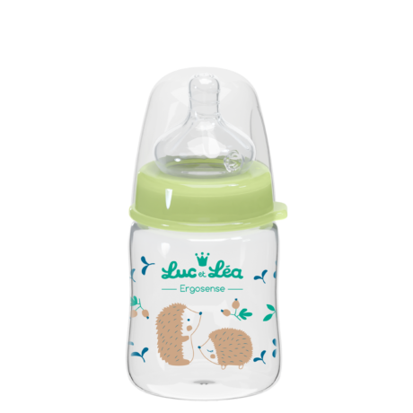 biberon transparent avec bouchon et tétine verts, orné d'un motif de deux hérissons et de petites plantes. le nom de la marque "luc et léa ergosense" y est imprimé.