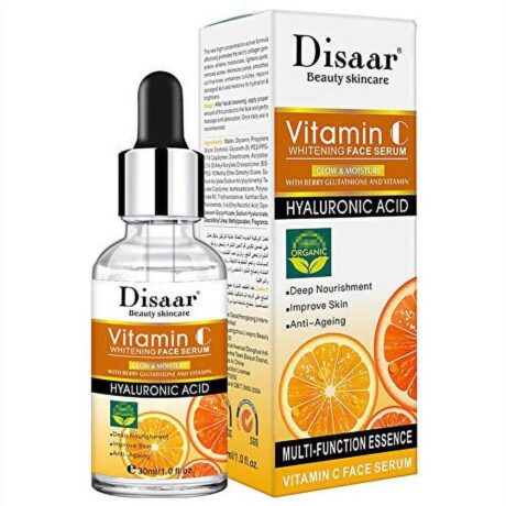 un flacon de sérum visage blanchissant à la vitamine c et à l'acide hyaluronique de disaar est présenté à côté de sa boîte. l'emballage met en valeur des avantages tels qu'une nutrition en profondeur, une peau améliorée et un effet anti âge. décoré d'images d'oranges et d'étiquettes pour les ingrédients biologiques.