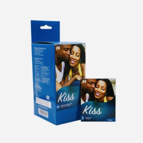 une boîte de préservatifs de la marque kiss avec un petit paquet à l'avant. l'emballage est bleu avec l'image d'un couple en train de s'embrasser. la plus grande boîte contient 24 préservatifs et la plus petite en contient 3.