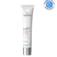 tube blanc de crème correctrice anti taches mela b3 de la roche posay avec spf 30. le tube est doté d'un bouchon argenté et d'un texte bleu. un logo circulaire dans le coin indique « recommandé par les dermatologues » avec un signe plus.