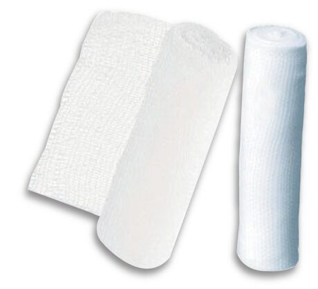 deux rouleaux de gaze médicale stérile sont présentés sur un fond uni. l'un des rouleaux est partiellement déballé, ce qui laisse apparaître sa texture, tandis que l'autre reste entièrement enroulé. les deux semblent propres et prêts à l'emploi, ce qui met en valeur leur couleur blanche immaculée.