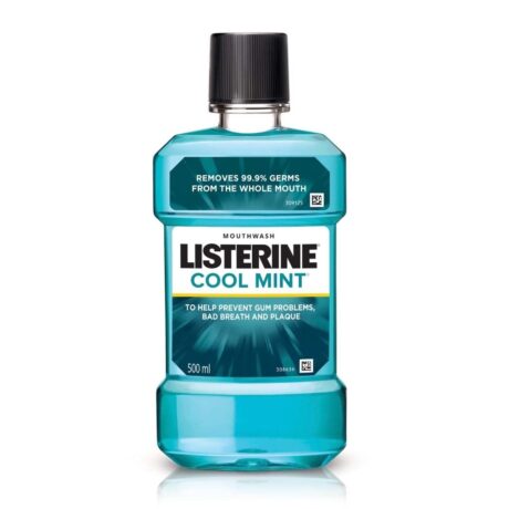 bouteille de bain de bouche listerine cool mint avec bouchon noir. l'étiquette met en avant des avantages tels que l'élimination de 99,9 % des germes, la prévention des problèmes de gencives, de la mauvaise haleine et de la plaque dentaire. la bouteille contient 500 ml de produit.
