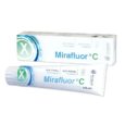 un tube et une boîte de dentifrice mirafluor c, étiquetés « anti caries » et « aminfluorid » pour la protection contre les caries. l'emballage comporte un symbole « x » vert et contient 100 ml de produit.