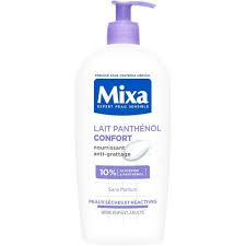 flacon blanc de lotion mixa lait panthénol confort avec pompe violette. l'étiquette le présente comme nourrissant et anti démangeaisons, avec 10 % de glycérine et de panthénol, adapté aux peaux très sensibles et réactives.