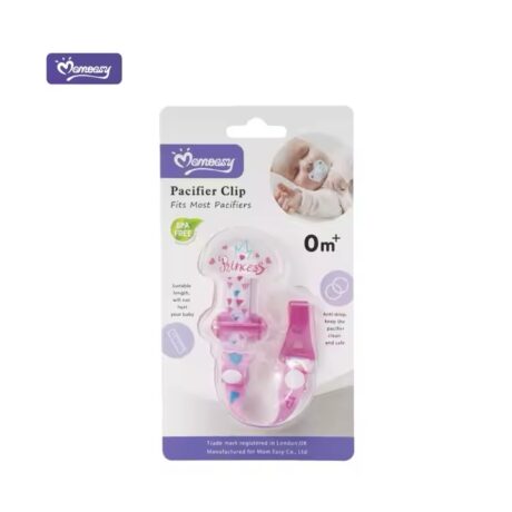 emballage pour attache tétine momeasy, adapté aux nourrissons de 0 mois et plus. l'attache est rose avec un motif en étoile. elle est sans bpa et possède des caractéristiques anti chute. une photo d'un bébé utilisant l'attache est visible sur l'emballage.