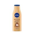 flacon beige de lotion corporelle nivea nourishing cocoa, avec bouchon bleu et motif de fève de cacao. l'étiquette met en valeur « soin hydratant profond 48h » et « sérum hydratant profond au beurre de cacao » pour peaux sèches dans un format de 400 ml.