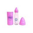 biberon transparent avec un bouchon et une tétine roses (marque dbb) à côté d'un récipient cylindrique rose avec un couvercle assorti.