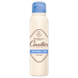 image d'un spray anti transpirant cavaillès. le contenant blanc est doté d'un bouchon bleu et d'une étiquette bien visible avec les inscriptions « absorb+ 48h » et « anti traces ».