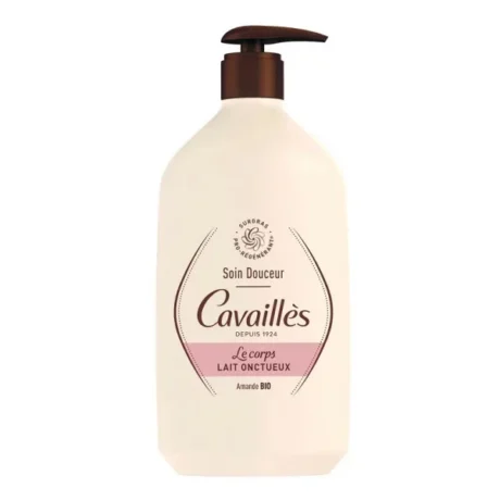 flacon beige de lait corporel cavaillès avec pompe marron. l'étiquette comporte un texte en français indiquant que le produit est un lait de soin doux et crémeux formulé à base d'amande biologique. le logo de la marque et le nom du produit sont bien visibles.