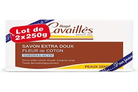 emballage du savon surgras extra doux fleur de coton pour peaux sensibles de rogé cavaillès. l'étiquette de face comporte le nom du produit, sa description et une pastille rouge indiquant un paquet de deux pains de 250 g.