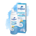 flacon et boîte de spray nasal stérimar pour bébé, à l'effigie d'un dauphin bleu. l'emballage met l'accent sur les soins doux, la prévention et l'utilisation d'eau de mer 100% naturelle. fond blanc avec effet aquarelle bleu clair.