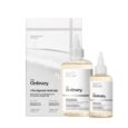 deux bouteilles de the ordinary glycolic acid 7% toning solution sont présentées devant leur emballage. la plus grande bouteille contient 240 ml et la plus petite bouteille de voyage contient 120 ml. l'ensemble est conçu pour exfolier et éclaircir la peau.