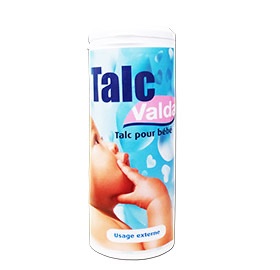 un récipient cylindrique blanc de talc valda représentant un bébé regardant vers le haut, avec un texte bleu clair et rose. l'étiquette indique « talc pour bébé » et « usage externe » sur un fond bleu clair avec des formes de cœur.
