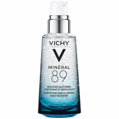 flacon transparent avec bouchon argenté, contenant le booster quotidien fortifiant et repulpant minéral 89 de vichy. le liquide transparent à l'intérieur est rempli de bulles d'air. le fond du flacon présente un dégradé bleu et le logo vichy est bien visible.