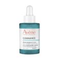 flacon de sérum exfoliant aha cleanance d'avène. le flacon est bleu transparent avec un bouchon compte gouttes. l'étiquette comprend les détails du produit en anglais et en français, indiquant qu'il est destiné aux peaux sensibles sujettes aux imperfections, 30 ml. fabriqué en france.
