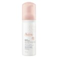 flacon de mousse nettoyante avène au bouchon rose clair. l'étiquette indique "eau thermale avène, mousse nettoyante" et mentionne qu'elle convient aux peaux sensibles normales à mixtes, avec 98% d'ingrédients d'origine naturelle. fabriqué en france.