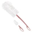 deux brosses à biberons à poils blancs et à manche rose sont disposées côte à côte. la plus grande brosse a un manche long, tandis que la plus petite brosse a un manche plus court. les deux manches ont des boucles aux extrémités.