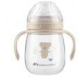 biberon transparent avec anses beiges et motif koala. le biberon est doté d'une tétine transparente et du nom de la marque "bébé confort" imprimé dessus. le motif comprend de petites illustrations de plantes autour du koala.