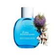 flacon bleu du parfum clarins aroma eau ressourçante au bouchon argenté. le flacon est orné d'un chardon violet et de petites fleurs blanches, et porte l'inscription "sérénité, fraîcheur, douceur" sous le nom du produit.