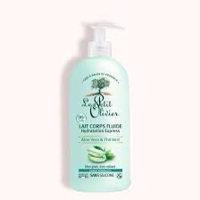 un flacon de lotion pour le corps le petit olivier avec un flacon pompe. l'étiquette indique « lait corps fluide hydratation express » et mentionne aloe vera & olive leaf. le flacon est vert clair avec des éléments de design minimalistes.
