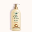 bouteille beige de lait corporel à l'huile d'argan de le petit olivier. elle est dotée d'un flacon pompe, d'un texte vert et noir et d'une image de noix d'argan. les étiquettes indiquent 96 % d'ingrédients naturels et une formule sans silicone.