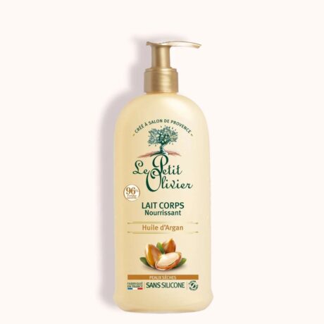 bouteille beige de lait corporel à l'huile d'argan de le petit olivier. elle est dotée d'un flacon pompe, d'un texte vert et noir et d'une image de noix d'argan. les étiquettes indiquent 96 % d'ingrédients naturels et une formule sans silicone.