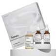 coffret cadeau de soins de la peau de the ordinary, comprenant trois flacons avec compte gouttes et un flacon pulvérisateur. l'emballage est étiqueté « the bright set », conçu pour améliorer l'éclat de la peau. l'ensemble est posé sur un socle blanc.